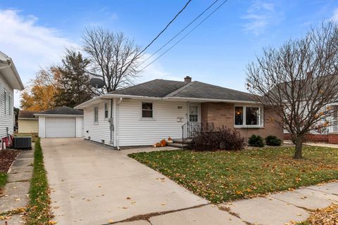 Photo of 527 W MCKINLEY Avenue, LITTLE CHUTE, WI 54140 (MLS # 50318092)