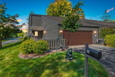 Photo of 44 WEBSTER HEIGHTS Drive, GREEN BAY, WI 54301 (MLS # 50316120)