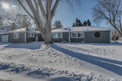 Photo of 629 BELMONT Court, NEENAH, WI 54956 (MLS # 50320389)