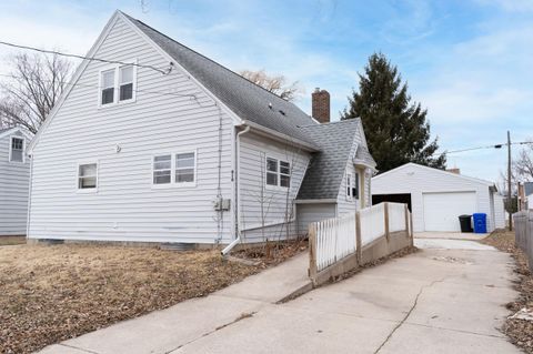 Photo of 914 W BREWSTER Street, APPLETON, WI 54914 (MLS # 50321812)