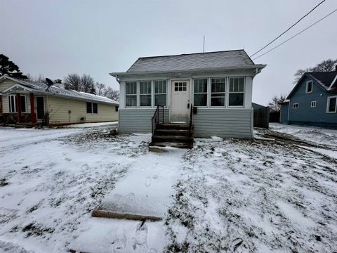 Photo of 617 MILWAUKEE Street, MENASHA, WI 54952 (MLS # 50319462)