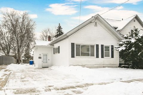 Photo of 525 SCHOOL Avenue, OSHKOSH, WI 54901 (MLS # 50319242)