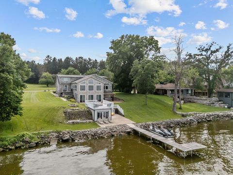 Photo of 3896 HIGHLAND SHORE Lane, OSHKOSH, WI 54904 (MLS # 50311463)