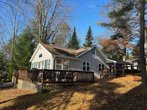 Photo of 13763 LAKE SHORE Lane, MOUNTAIN, WI 54149 (MLS # 50309521)