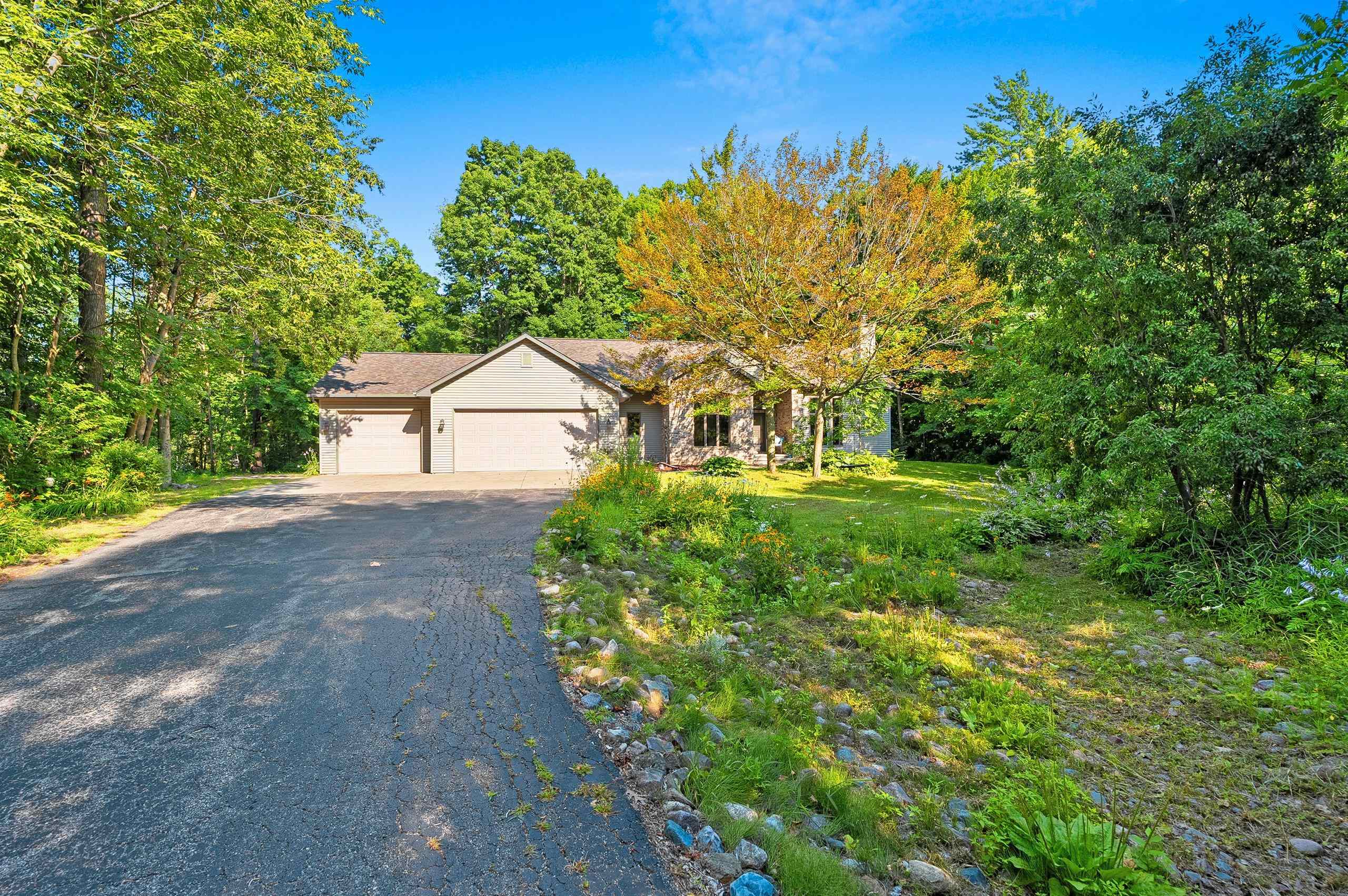 Appleton, Wisconsin 54913, United States, 3 Bedrooms Bedrooms, ,3 BathroomsBathrooms,Residential,Active,181860