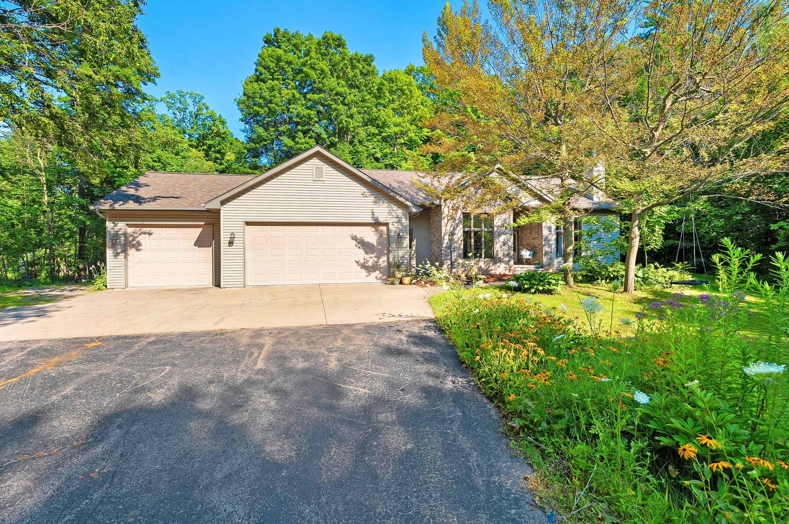 Appleton, Wisconsin 54913, United States, 3 Bedrooms Bedrooms, ,3 BathroomsBathrooms,Residential,Active,181860