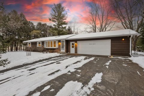 Photo of 4666 ULMAN Street, OSHKOSH, WI 54904 (MLS # 50320463)