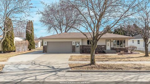 Photo of 607 HOMESTEAD Trail, KIMBERLY, WI 54136 (MLS # 50321800)