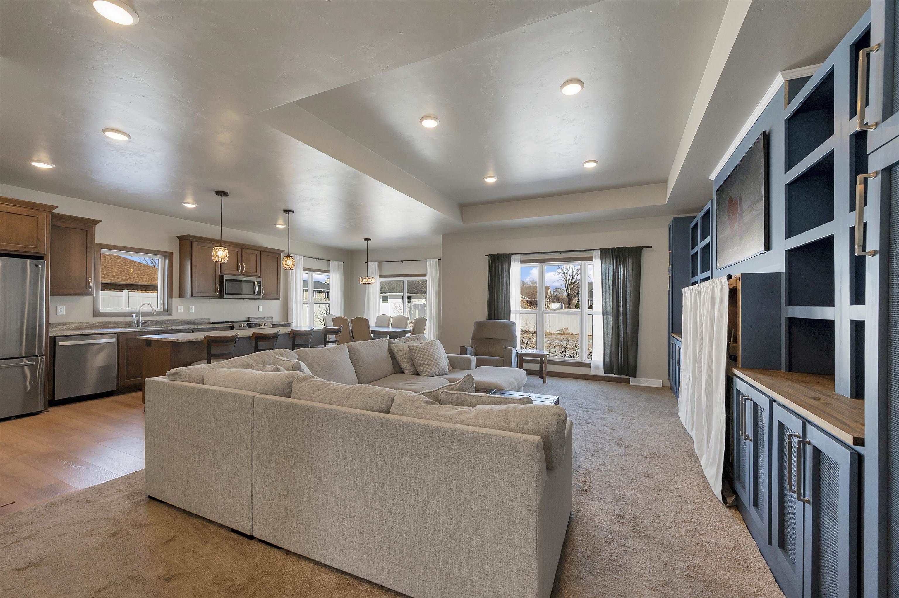 2125 FOX POINT Circle