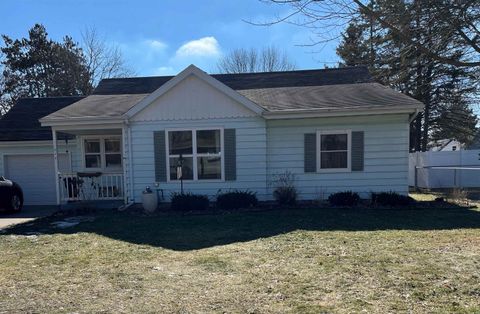 Photo of 514 CLARKE Street, WAUPACA, WI 54981 (MLS # 50321372)
