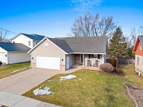 Photo of 616 W 10TH Street, KAUKAUNA, WI 54130 (MLS # 50319960)