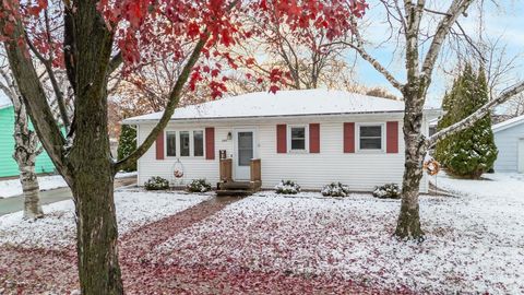 Photo of 1045 ARDMORE Trail, OSHKOSH, WI 54904 (MLS # 50318384)