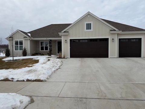 Photo of 1620 CREEKVIEW Lane, OCONOMOWOC, WI 53066 (MLS # 50321160)