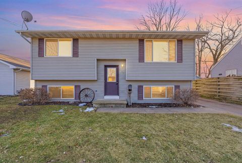 Photo of 23 W SMITH Avenue, OSHKOSH, WI 54901 (MLS # 50321837)