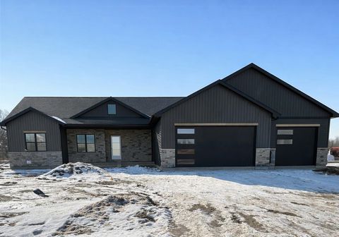 Photo of W5751 ROUNDSTONE Place, MENASHA, WI 54952 (MLS # 50320335)