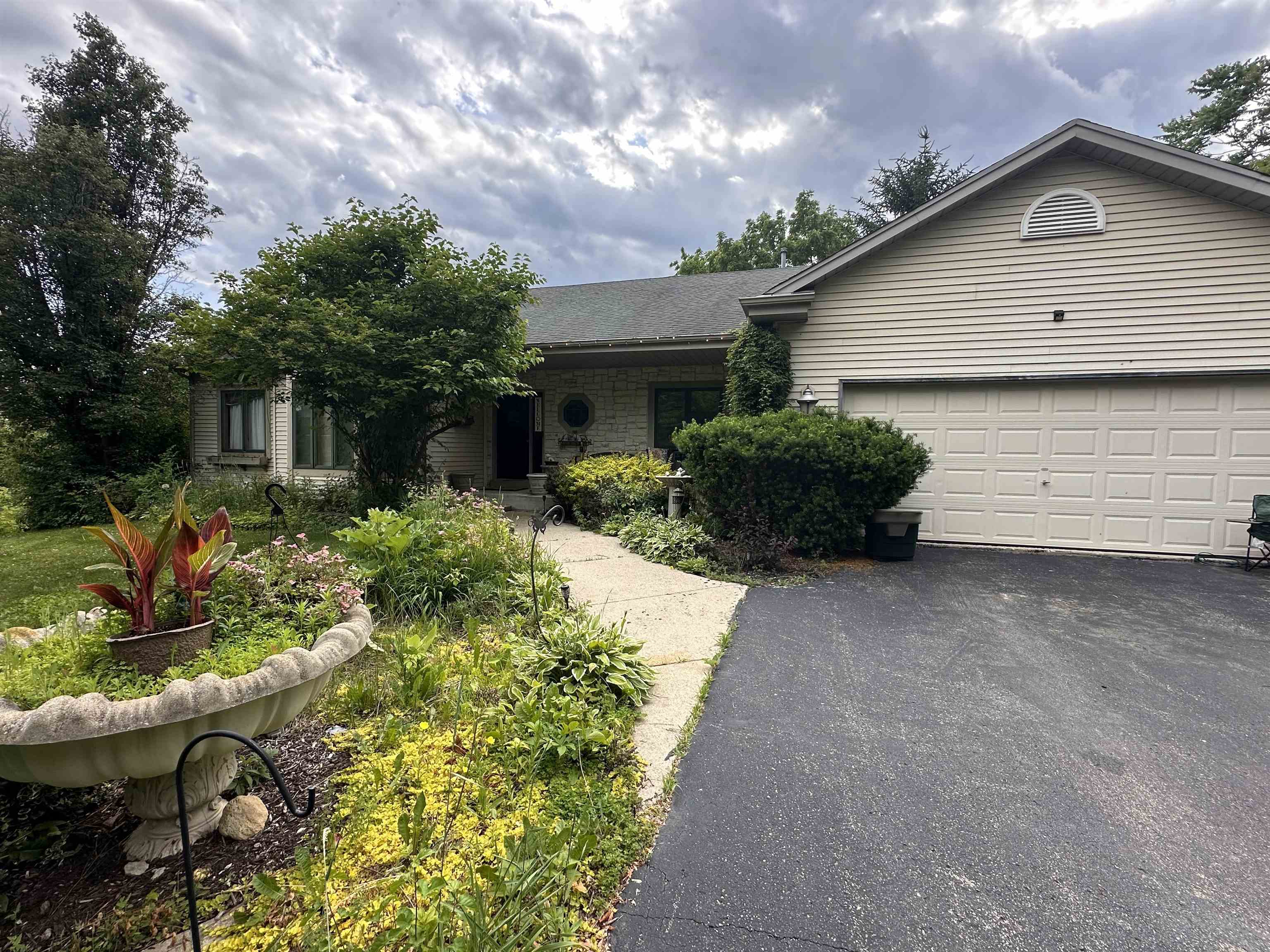 Lake Geneva, Wisconsin 53147, United States, 4 Bedrooms Bedrooms, ,3 BathroomsBathrooms,Residential,Active,155625