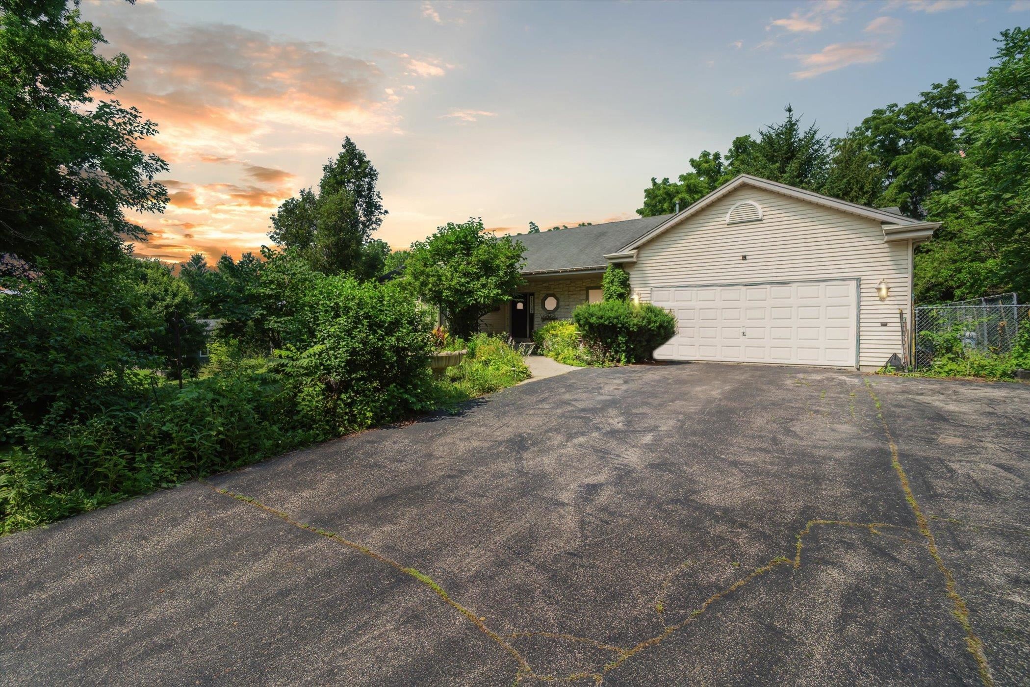 Lake Geneva, Wisconsin 53147, United States, 4 Bedrooms Bedrooms, ,3 BathroomsBathrooms,Residential,Active,155625