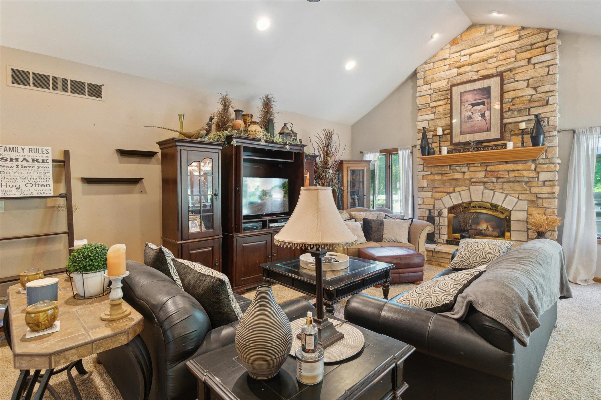 Lake Geneva, Wisconsin 53147, United States, 4 Bedrooms Bedrooms, ,3 BathroomsBathrooms,Residential,Active,155625