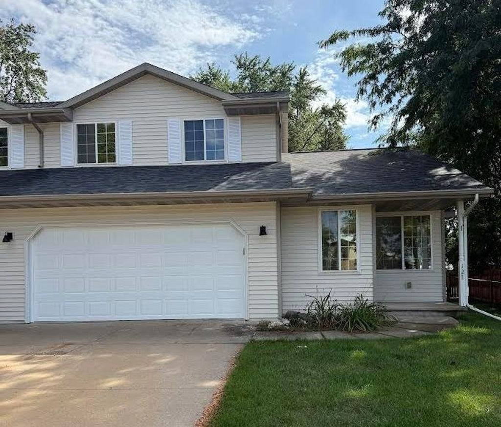 Photo of 121 E MEADOW GROVE Boulevard, APPLETON, WI 54915 (MLS # 50315640)