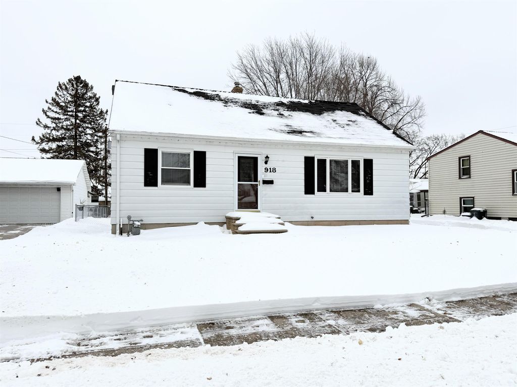 Photo of 918 NEWTOLS Street, GREEN BAY, WI 54302 (MLS # 50319122)