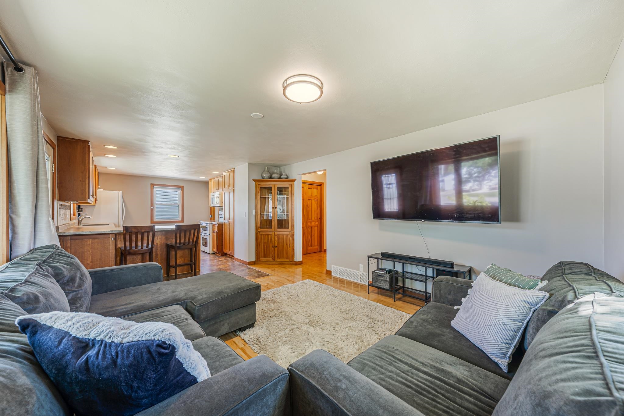 1932 MAPLECREST Drive