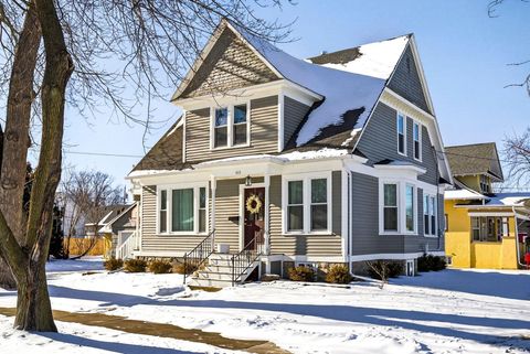Photo of 403 PINE Street, NEENAH, WI 54956 (MLS # 50320396)