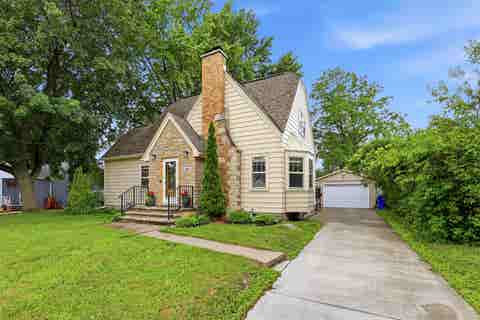 Photo of 821 S WEIMAR Street, APPLETON, WI 54915 (MLS # 50327094)