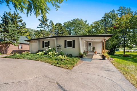Photo of 5984 LAKE Road, OSHKOSH, WI 54902 (MLS # 50314944)