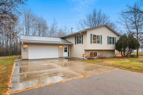 Photo of 920 HOFFMAN Street, GRESHAM, WI 54128 (MLS # 50318683)