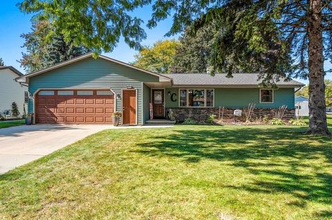 Photo of 2815 S KERNAN Avenue, APPLETON, WI 54915 (MLS # 50316174)