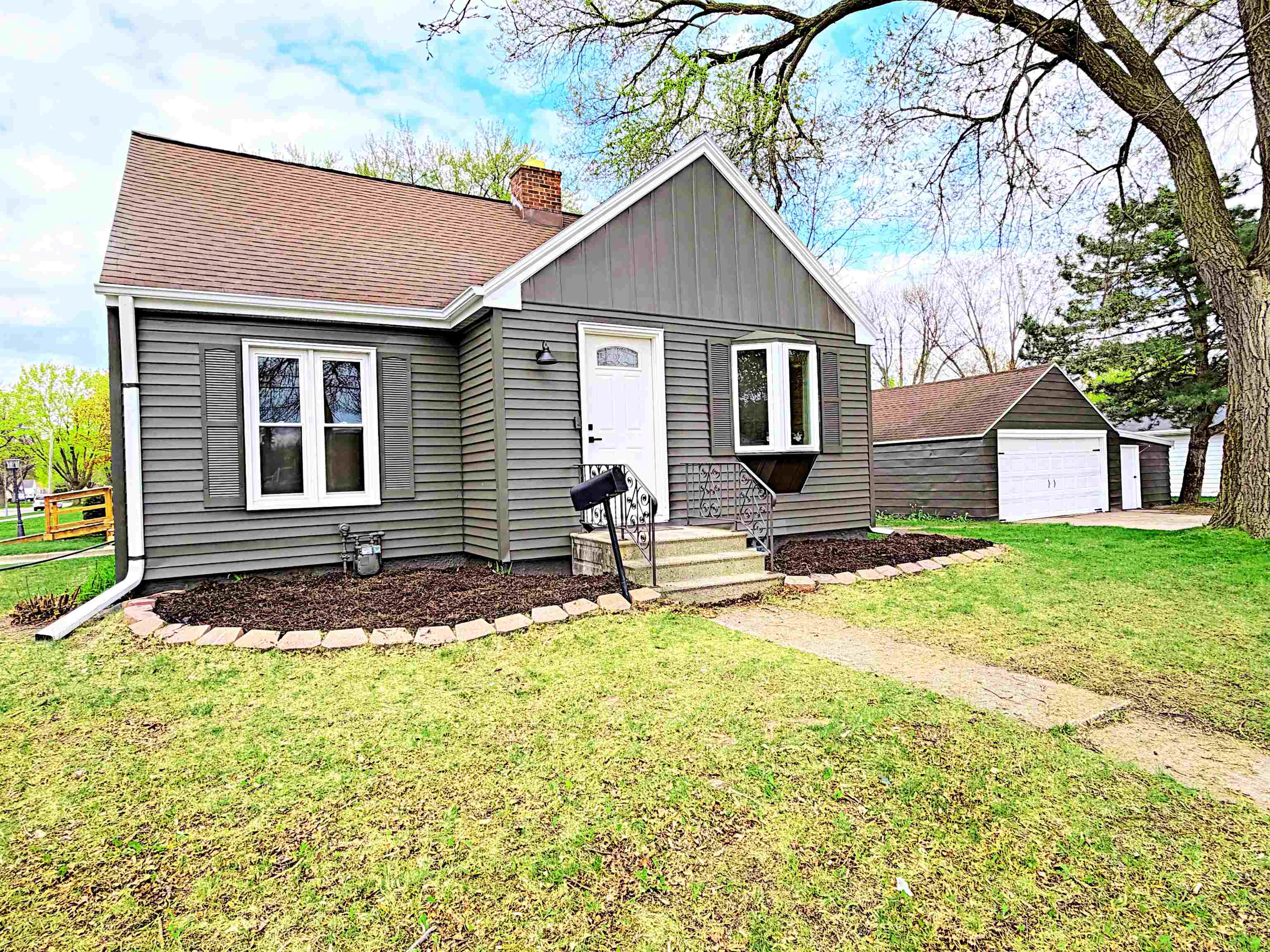 Photo 1 of 17 — 1118 MATHER Street, GREEN BAY, WI 54304