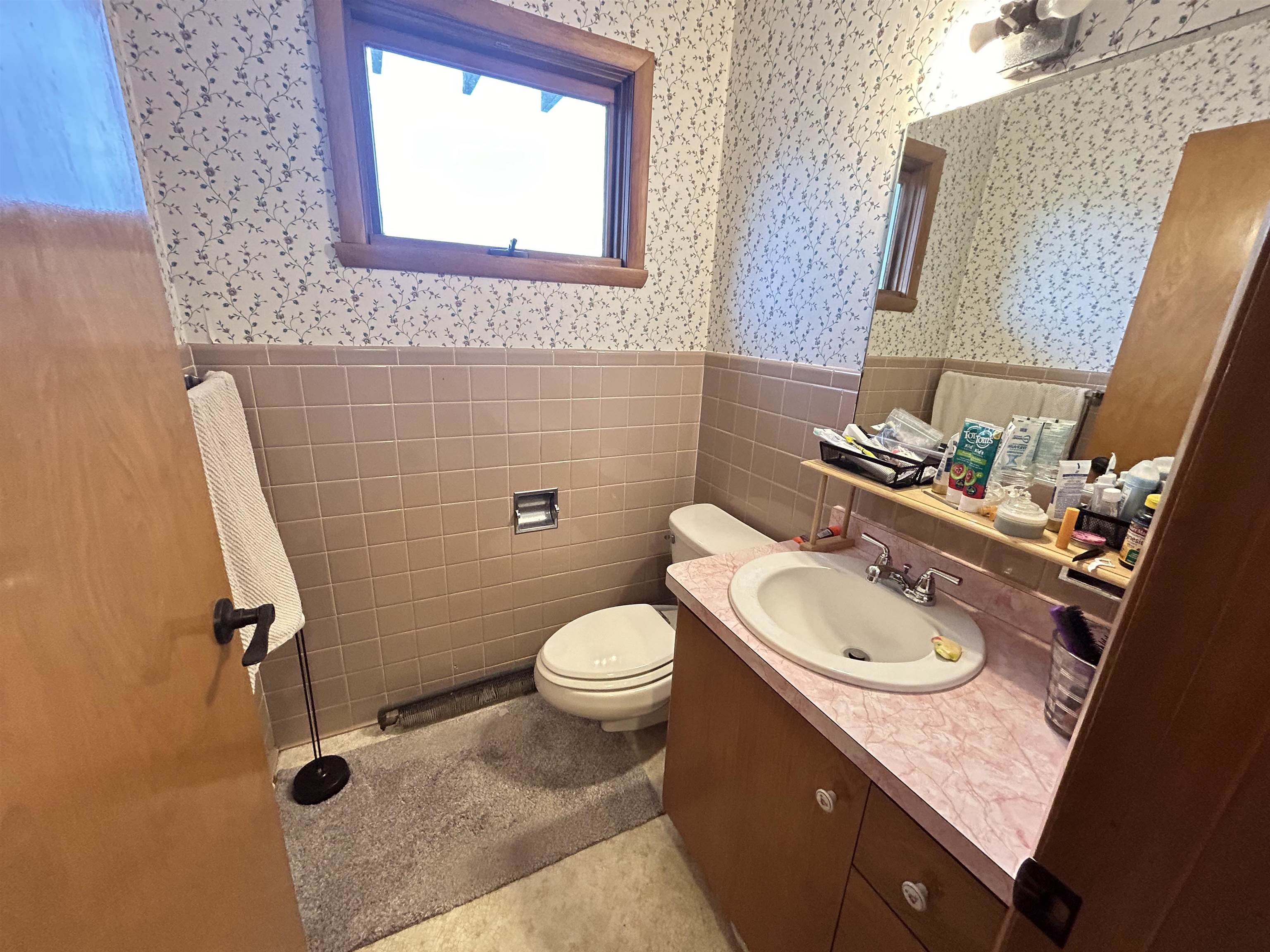 Green Lake, Wisconsin 54941, United States, 4 Bedrooms Bedrooms, ,2 BathroomsBathrooms,Residential,Pending,39017