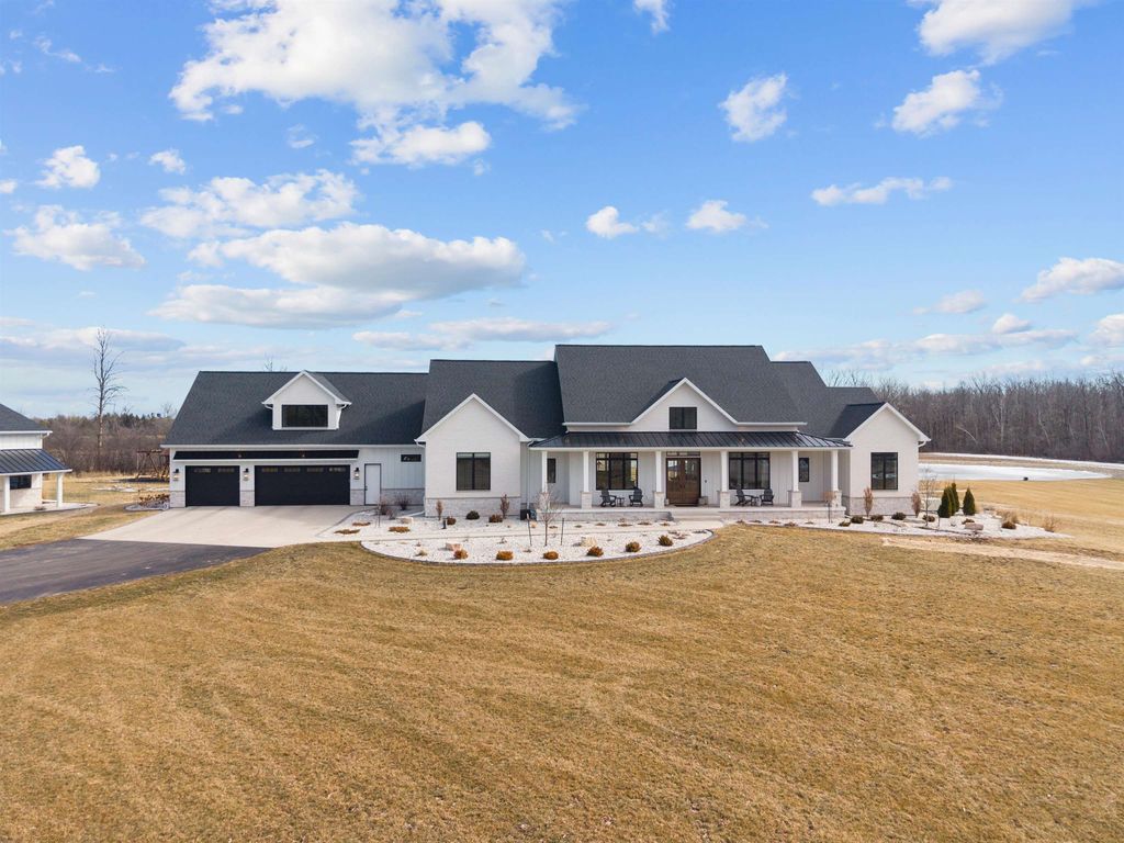 Photo of W5896 AUTUMN HILLS Parkway, APPLETON, WI 54913 (MLS # 50321660)