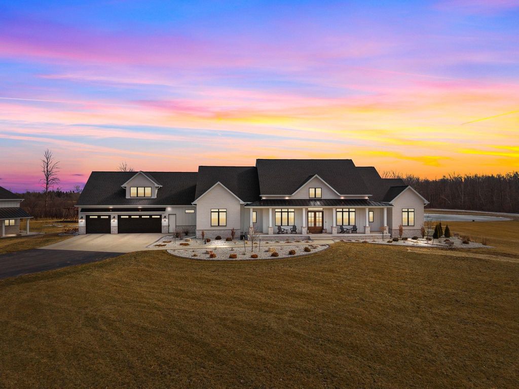 Photo of W5896 AUTUMN HILLS Parkway, APPLETON, WI 54913 (MLS # 50321660)