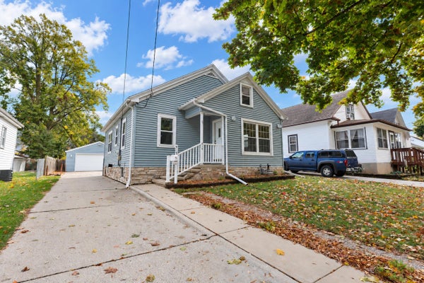 915 13TH AVE, GREEN BAY, WI 54304 - Image b2f3f03aab07e2b4ef8acb8e2b08a864/3564339719