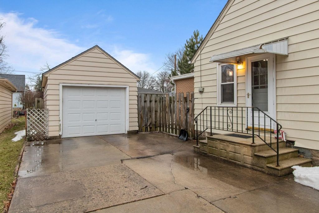 Photo of 2436 HICKORY Lane, APPLETON, WI 54915 (MLS # 50322973)