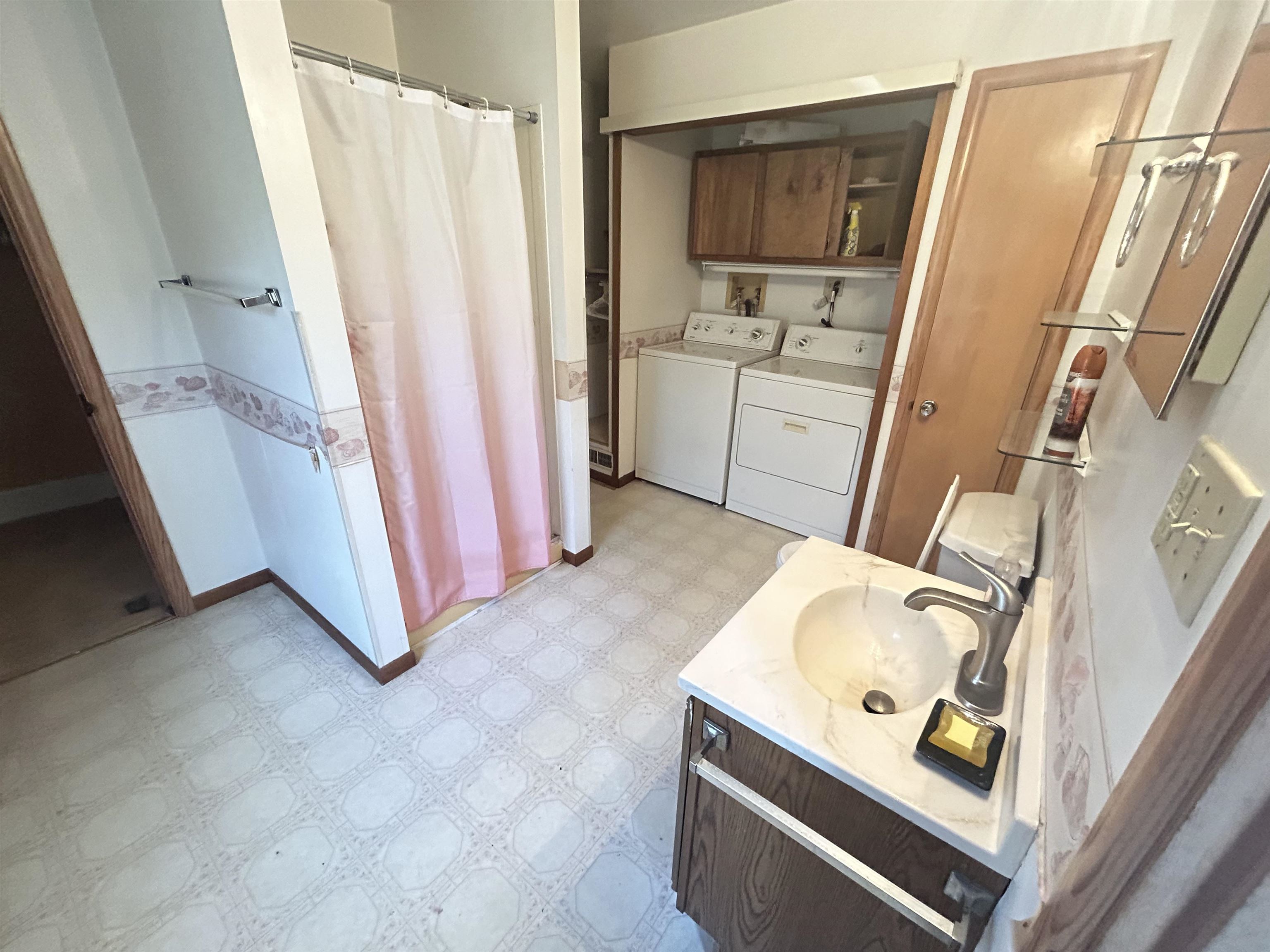 Oshkosh, Wisconsin 54901, United States, 3 Bedrooms Bedrooms, ,2 BathroomsBathrooms,Residential,Pending,33347