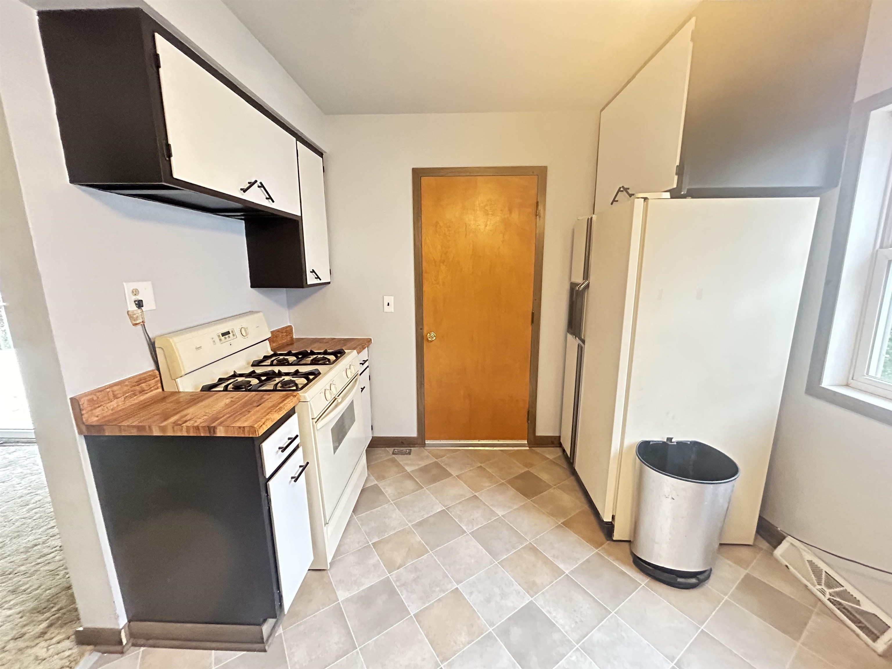 Oshkosh, Wisconsin 54901, United States, 3 Bedrooms Bedrooms, ,2 BathroomsBathrooms,Residential,Pending,33347