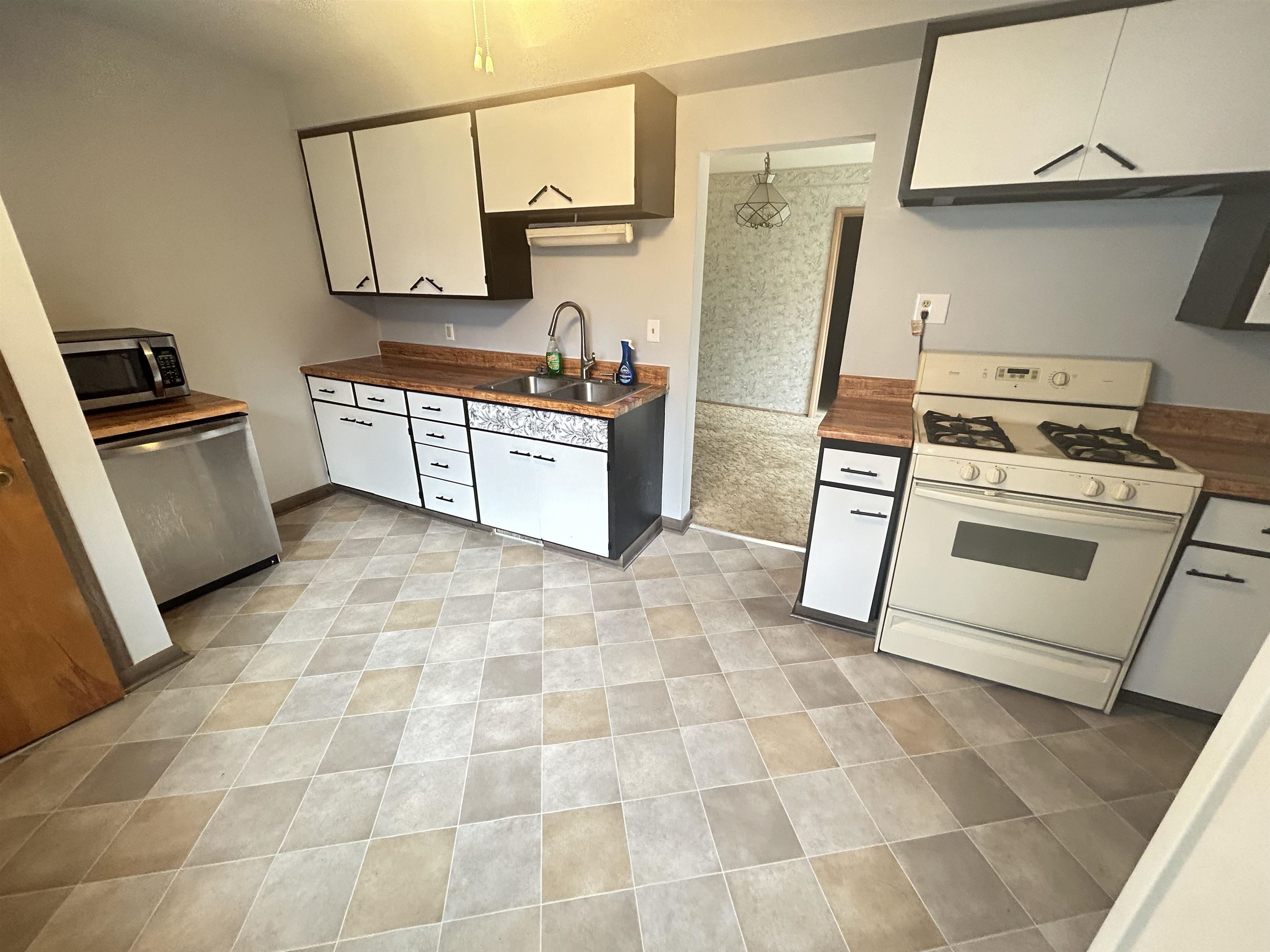 Oshkosh, Wisconsin 54901, United States, 3 Bedrooms Bedrooms, ,2 BathroomsBathrooms,Residential,Pending,33347