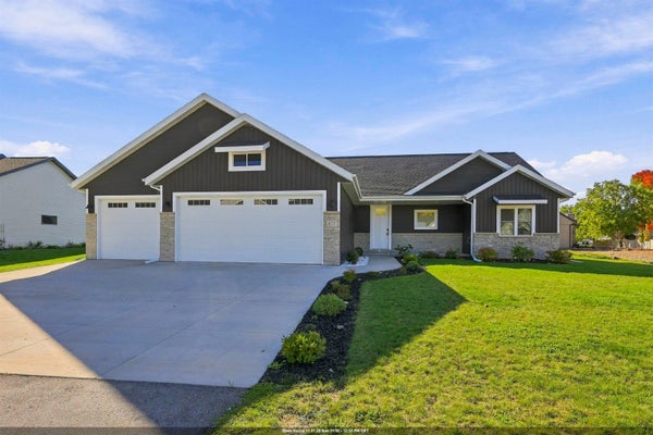 407 JERELYN CT, COMBINED LOCKS, WI 54113 - Image b7738b8e80a7b46602f31e877051db2d/2878155802