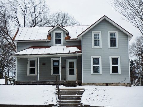 Photo of 242 S MAIN Street, CLINTONVILLE, WI 54929 (MLS # 50319384)