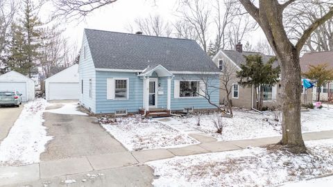 Photo of 1417 W 8TH Street, APPLETON, WI 54914 (MLS # 50321430)
