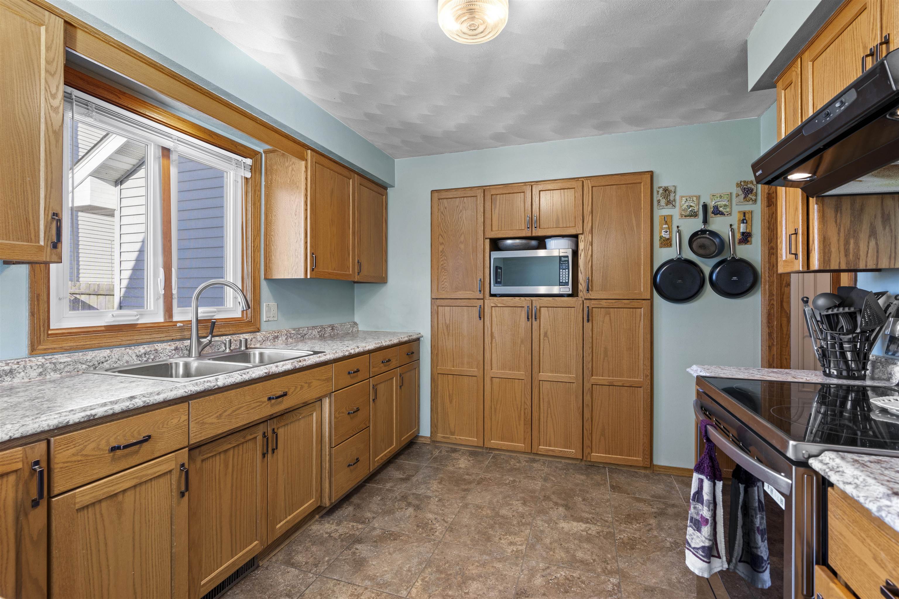 3033 W HIAWATHA Drive