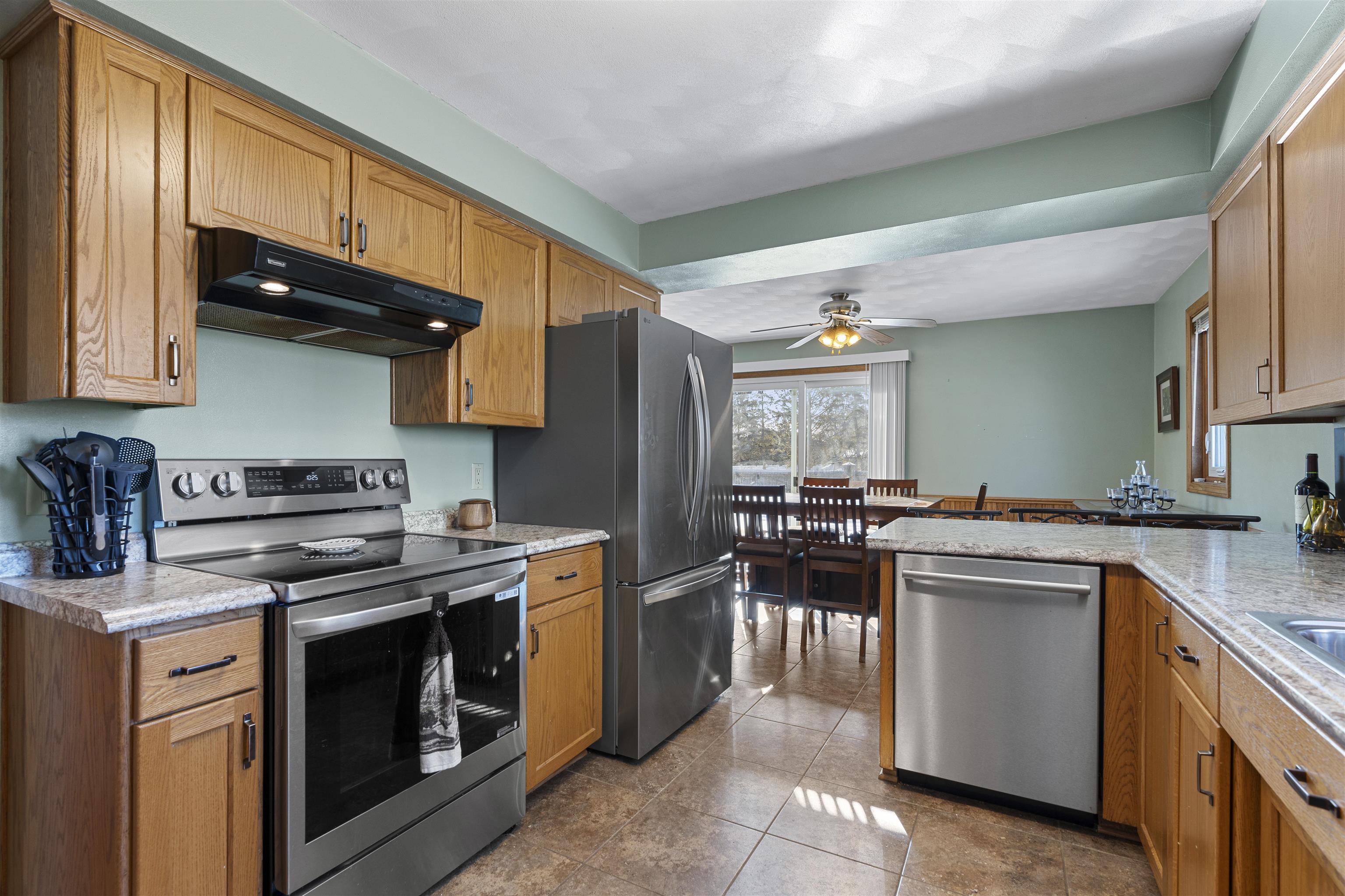 3033 W HIAWATHA Drive