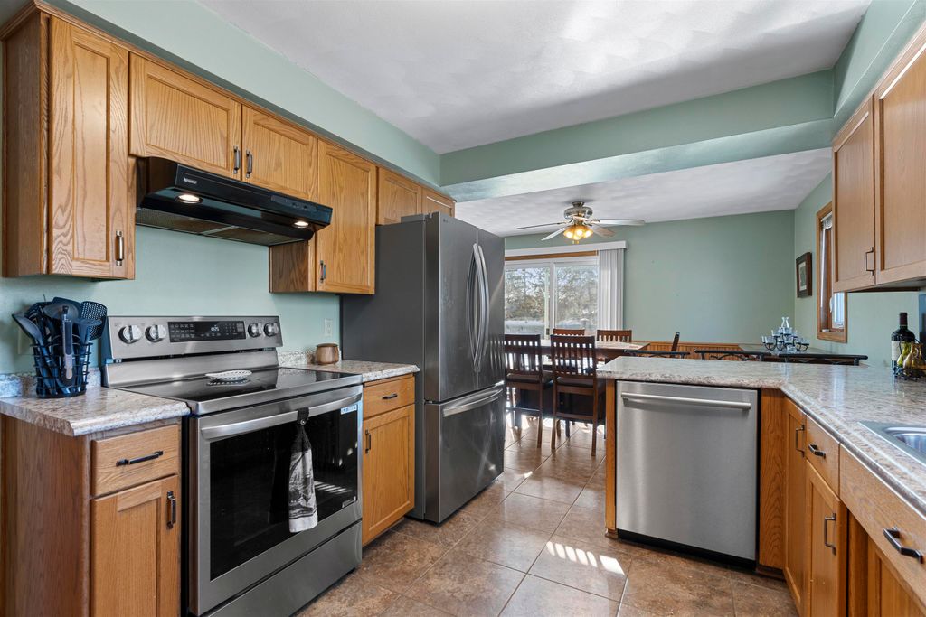 Photo of 3033 W HIAWATHA Drive, APPLETON, WI 54914 (MLS # 50321612)