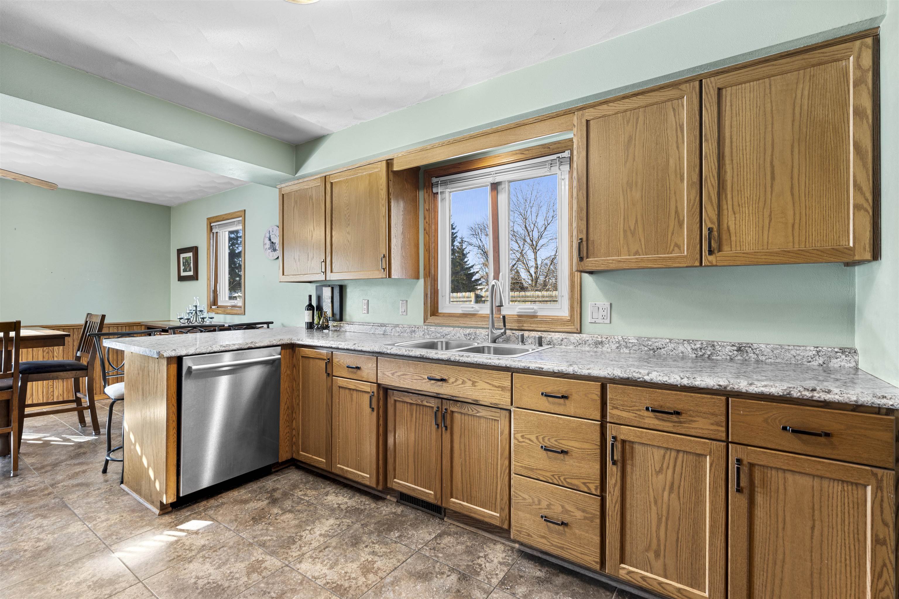 3033 W HIAWATHA Drive