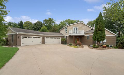 Photo of 1331 N BRIARCLIFF Drive, APPLETON, WI 54915 (MLS # 50315714)