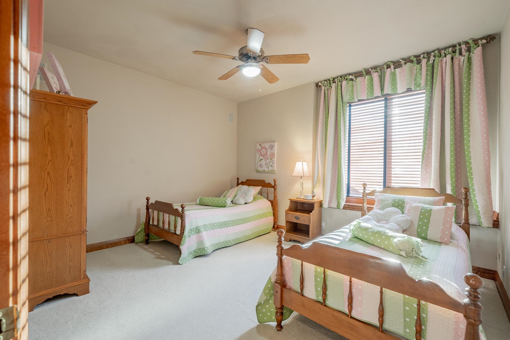 Appleton, Wisconsin 54915, United States, 4 Bedrooms Bedrooms, ,5 BathroomsBathrooms,Residential,Active,209031