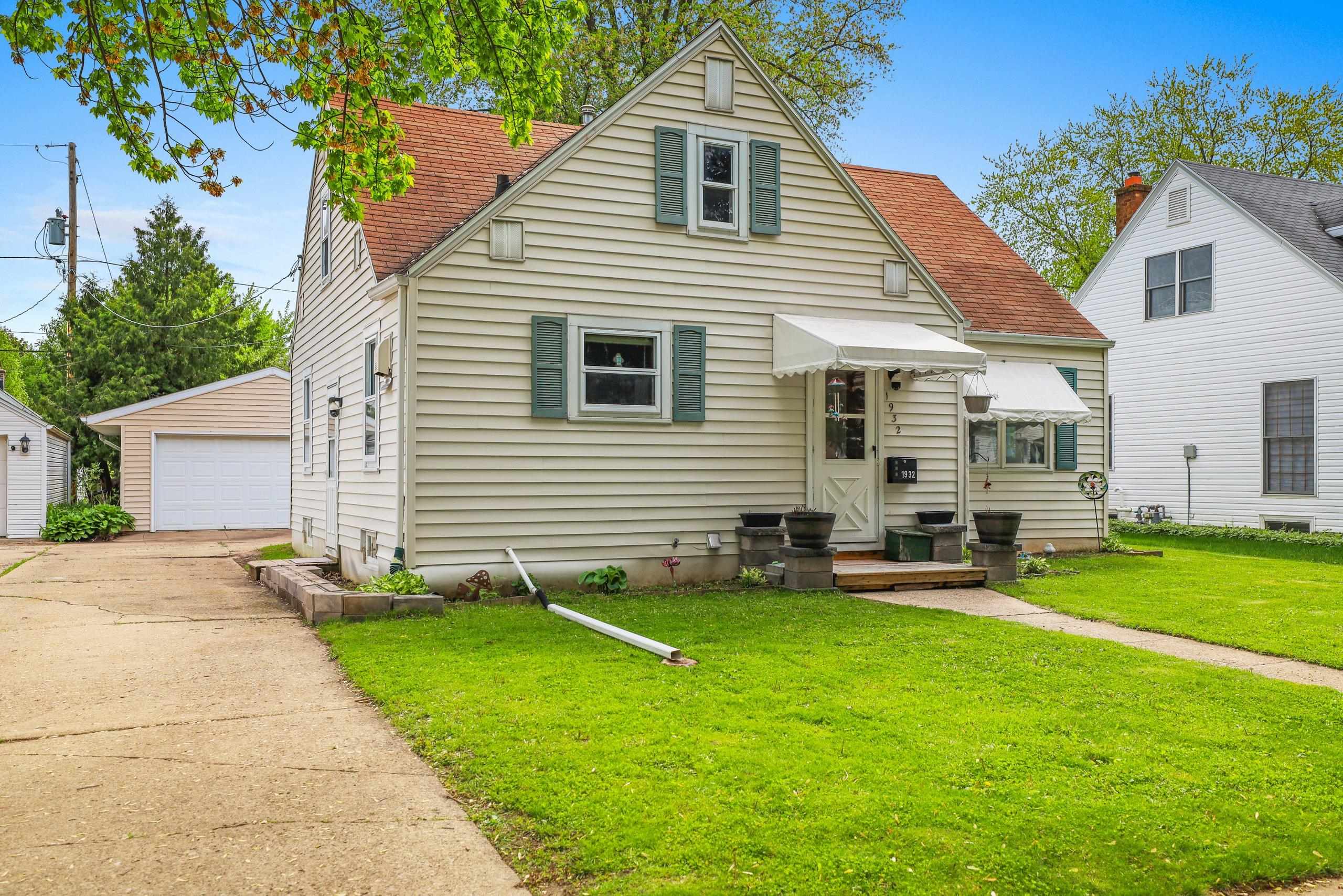 1932 N DIVISION Street