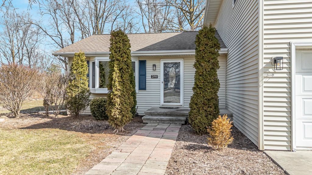 Photo of 2190 CARLETON Avenue, APPLETON, WI 54915 (MLS # 50322129)